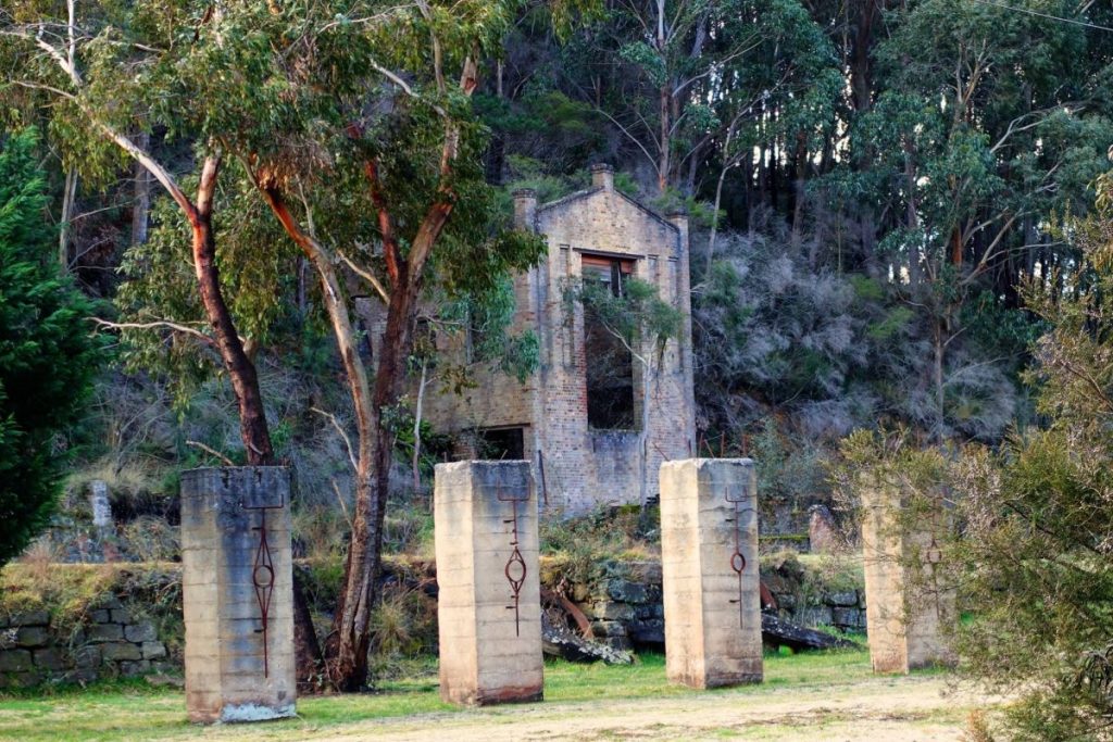 OAKEY PARK COLLIERY RUINS - it operated from 1888 to 1941 as one of only two western coalmines to manufacture coke - the other being the Vale Colliery where coke was manufactured very briefly from 1892 until 1900 - Photo by Lithgow2790.com